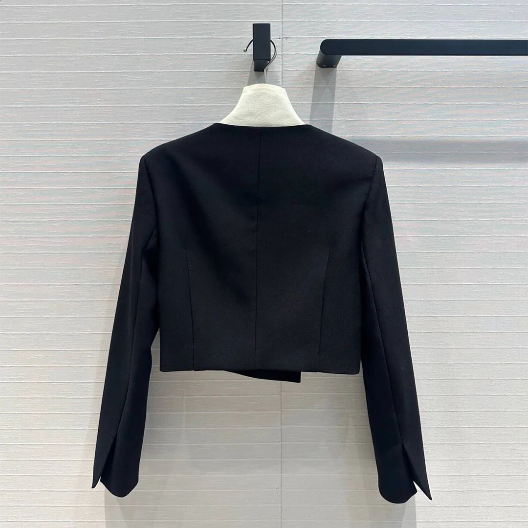 autumn fashion gold button short n jacket womens Oneck long sleeved elegant and chic slim fit 240808