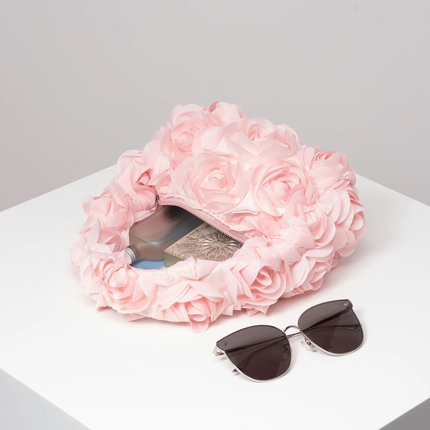 Elegant rose handbag wedding party dinner bag sweet and cute small square suitable for womens giftsrandom pattern 240812Z