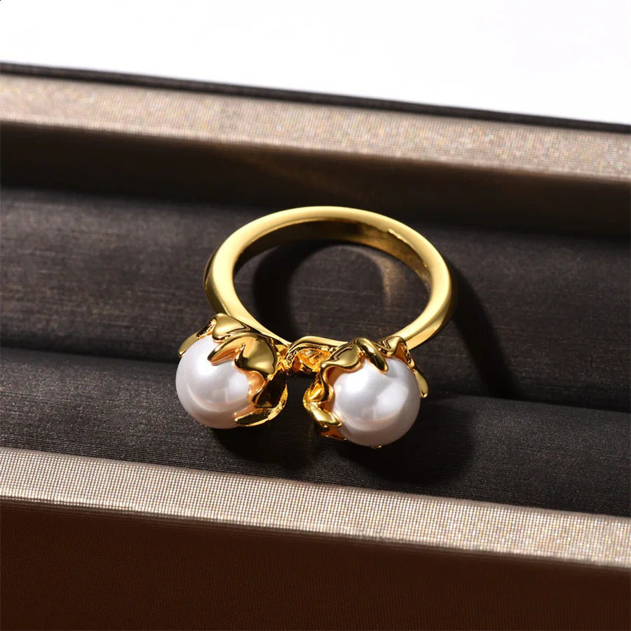 French Fashion Vintage Pointed Inlaid Pearl Ring for Women Niche Light Trend High-end Charm Jewelry 240812