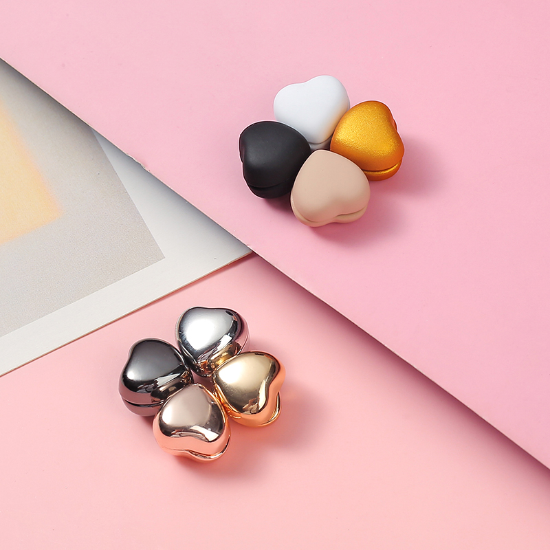 Heart magnetic button, scarf button, collar clip, magnetic suction button, brooch, scarf shawl, fixed, anti glare magnetic button