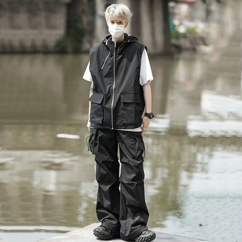 IEFB Mens Fashion Hooded Sleeveless Waistcoat Sets Summer Trendy Pleated Vest Coat Wide Leg Cargo Pants Two Piece Suits 9C714 240813
