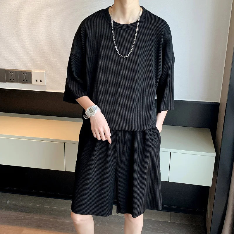 Summer mens short sleeved Tshirt sports and leisure set Korean youth loose shorts twopiece 240812