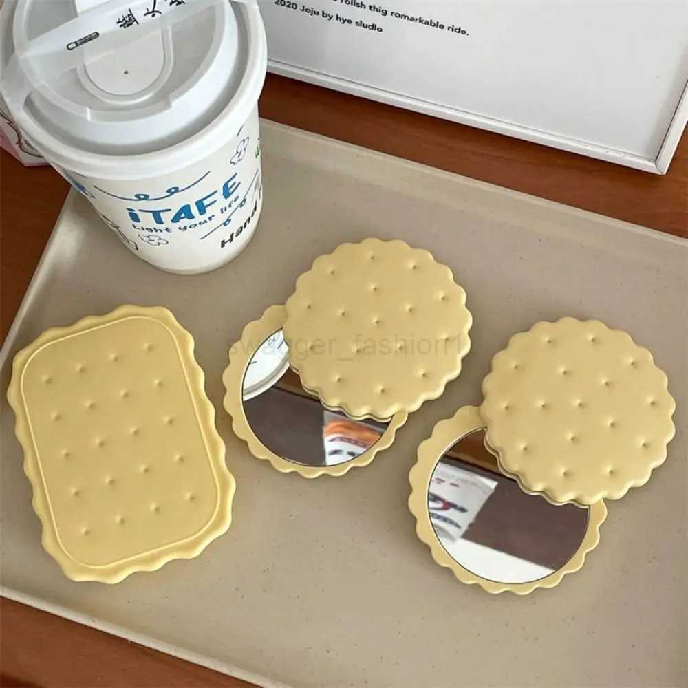 Mini Biscuit Hand-Held Mirror Portable Cheese Biscuit Design Biscuit Make-Up Mirror Cute Folding Biscuit Pocket Mirror TravelXJ240813