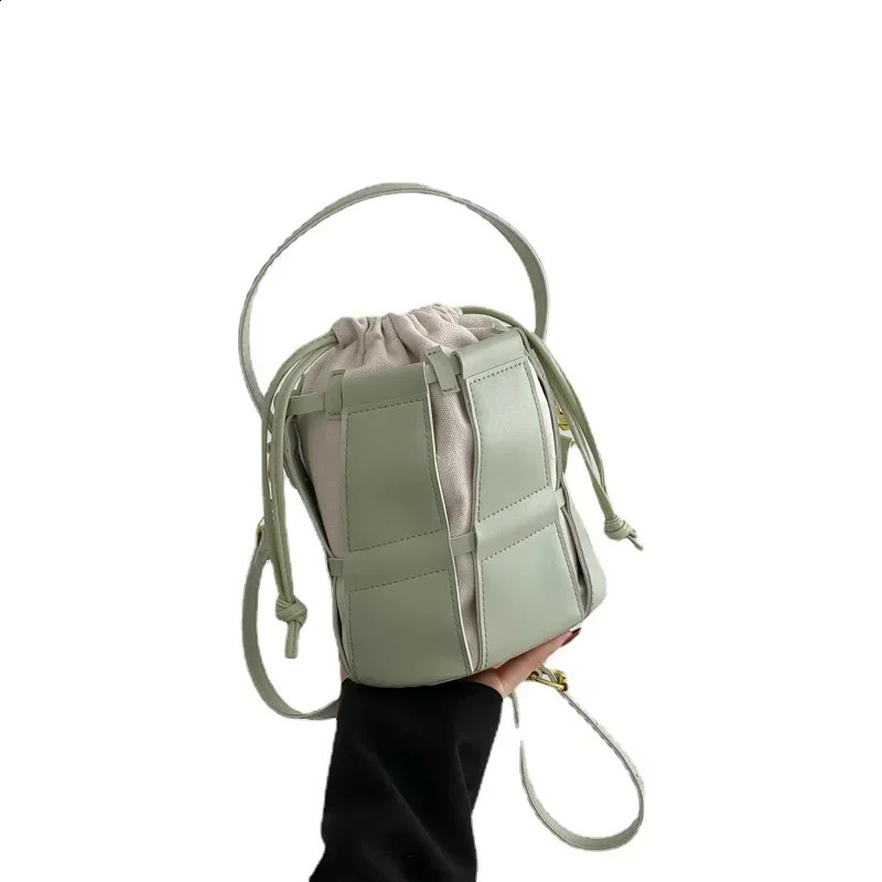 Solid cross body bag buckle womens for sale highquality Pu highcapacity stitched threaded bucket basic style 240813