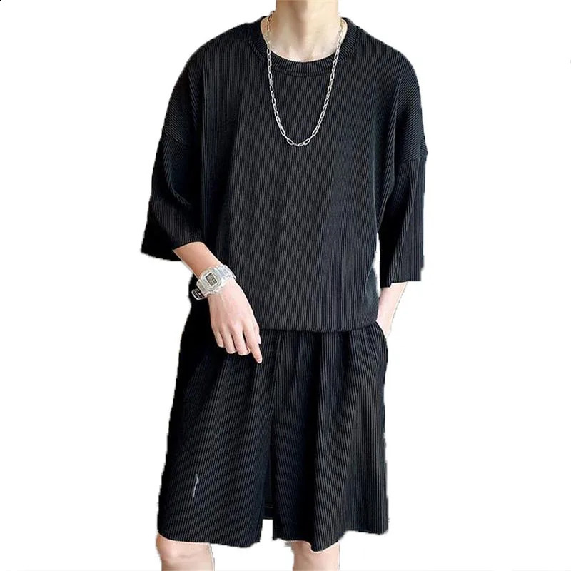 Summer mens short sleeved Tshirt sports and leisure set Korean youth loose shorts twopiece 240812
