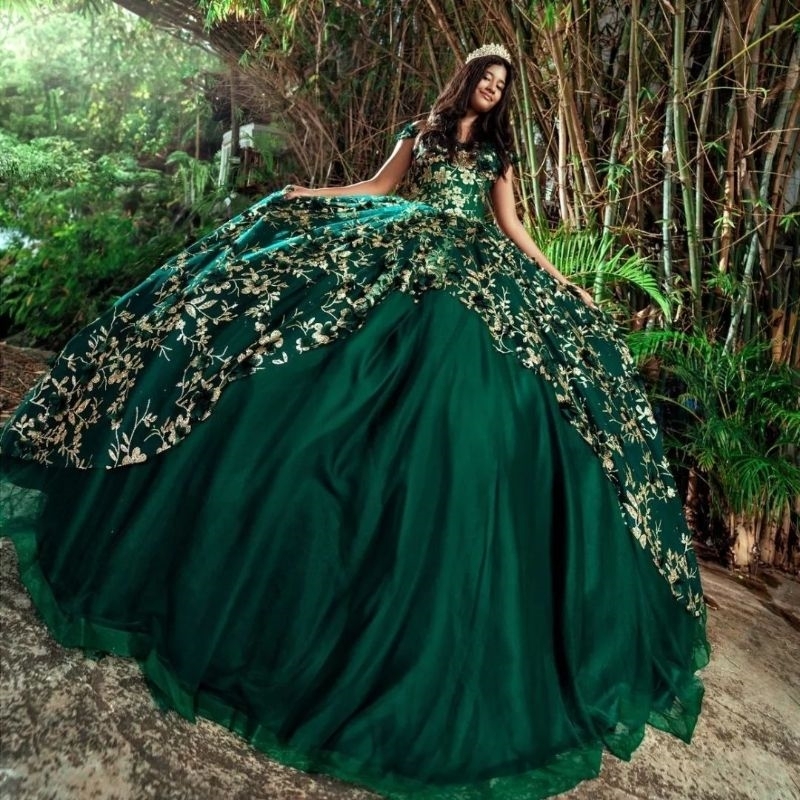 Sparkle Emerald Green Quinceanera Dresses Ball Gowns Gold Appliques Lace Sequined Tull Off the Shoulder Vestido De 15 Anos Sweet 16