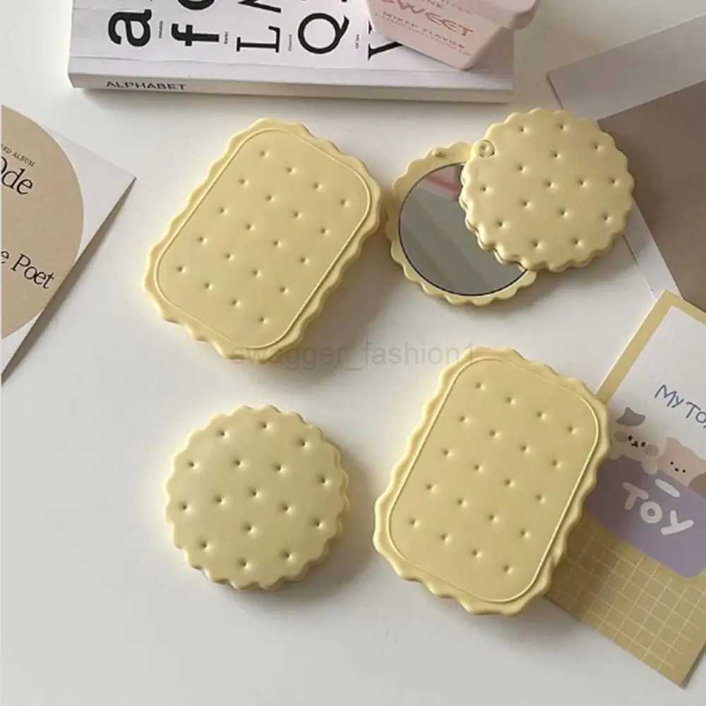 Mini Biscuit Hand-Held Mirror Portable Cheese Biscuit Design Biscuit Make-Up Mirror Cute Folding Biscuit Pocket Mirror TravelXJ240813