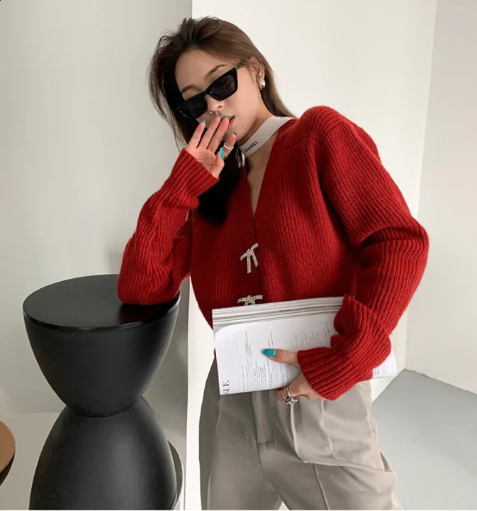 Autumn And Winter Clothing Fashion Trend Ladies French Retro Knitted Cardigan V-neck Long-sleeved Solid Color Sweater 240813