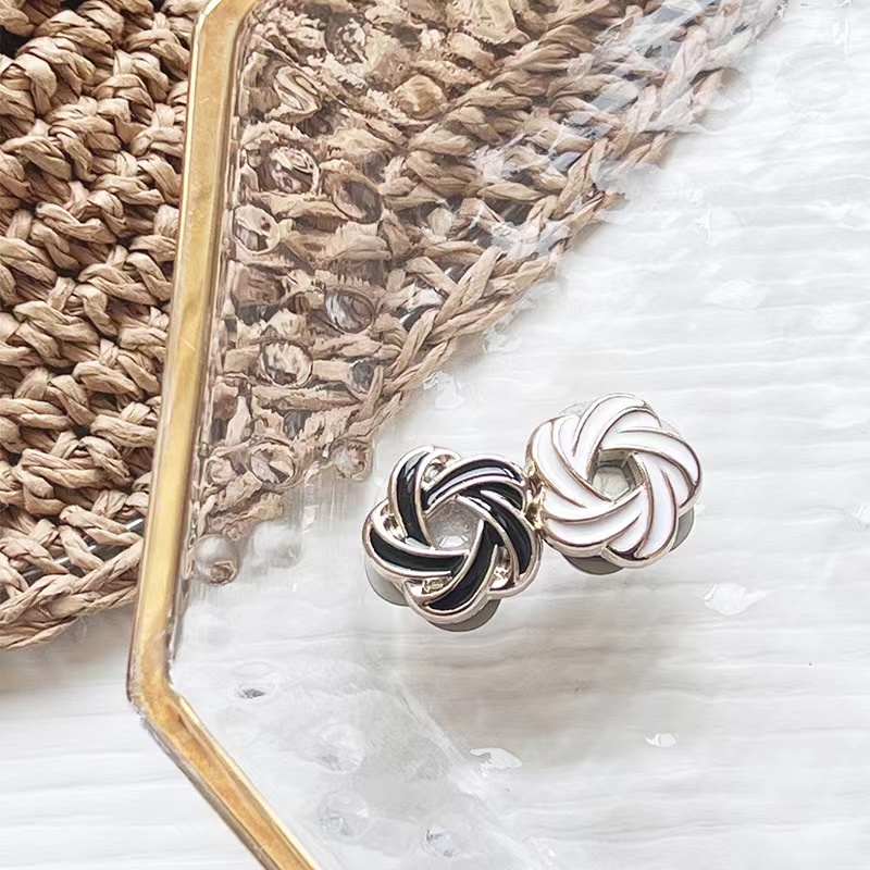 Black and white headscarf multiple oil painting magnetic buckles silk scarf buckles collar clips magnetic suction buckles