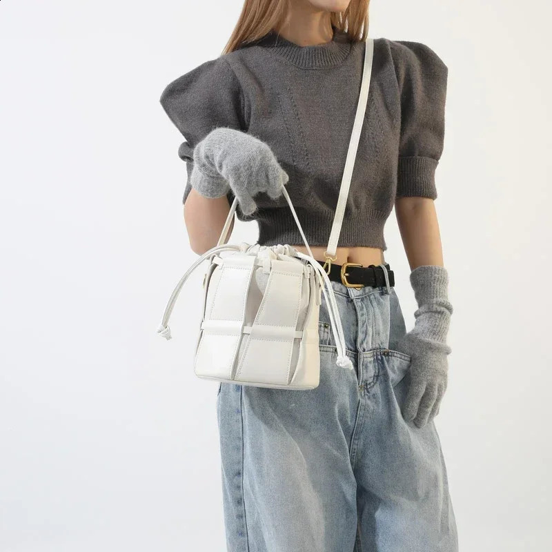 Solid cross body bag buckle womens for sale highquality Pu highcapacity stitched threaded bucket basic style 240813