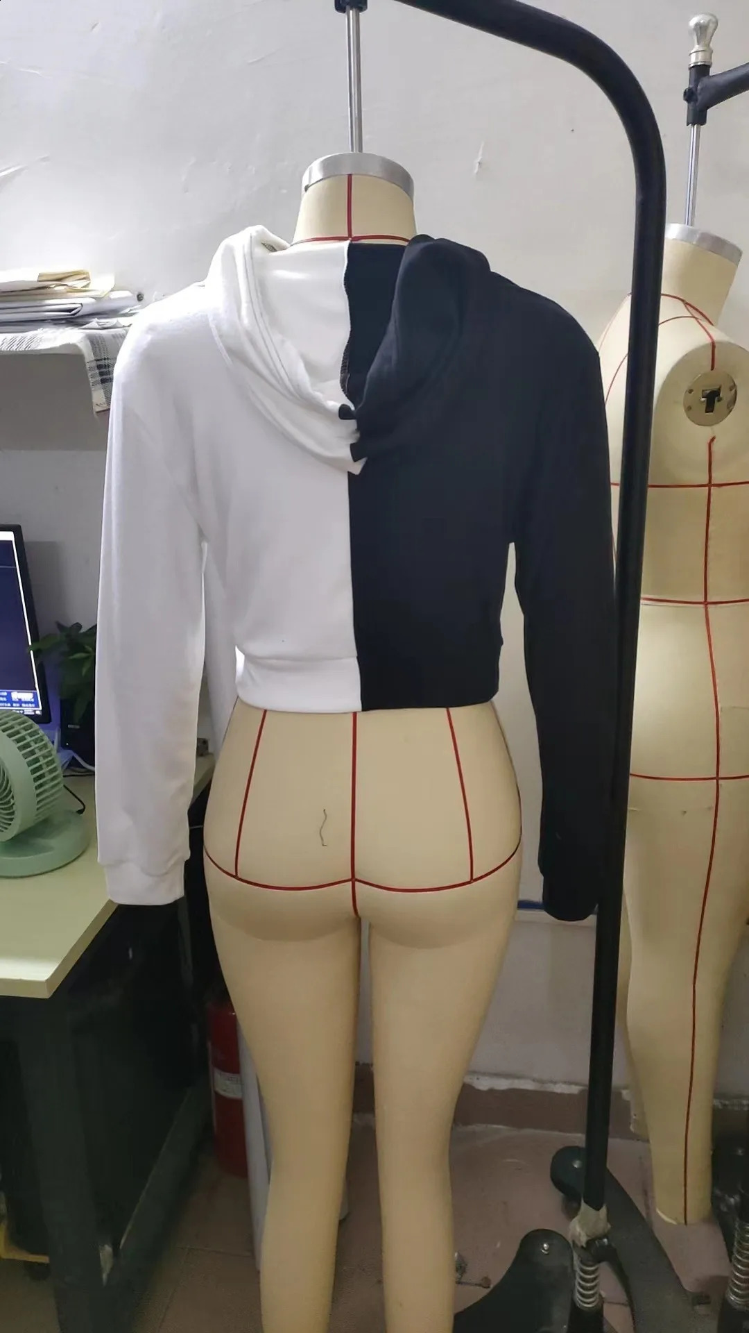 Hoodie black and white with color contrast fashion slim short velvet hoodie wear zipper hoodie 240812