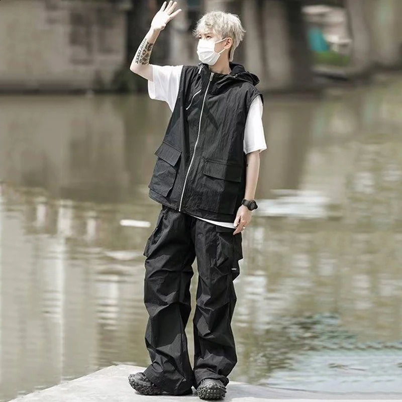 IEFB Mens Fashion Hooded Sleeveless Waistcoat Sets Summer Trendy Pleated Vest Coat Wide Leg Cargo Pants Two Piece Suits 9C714 240813