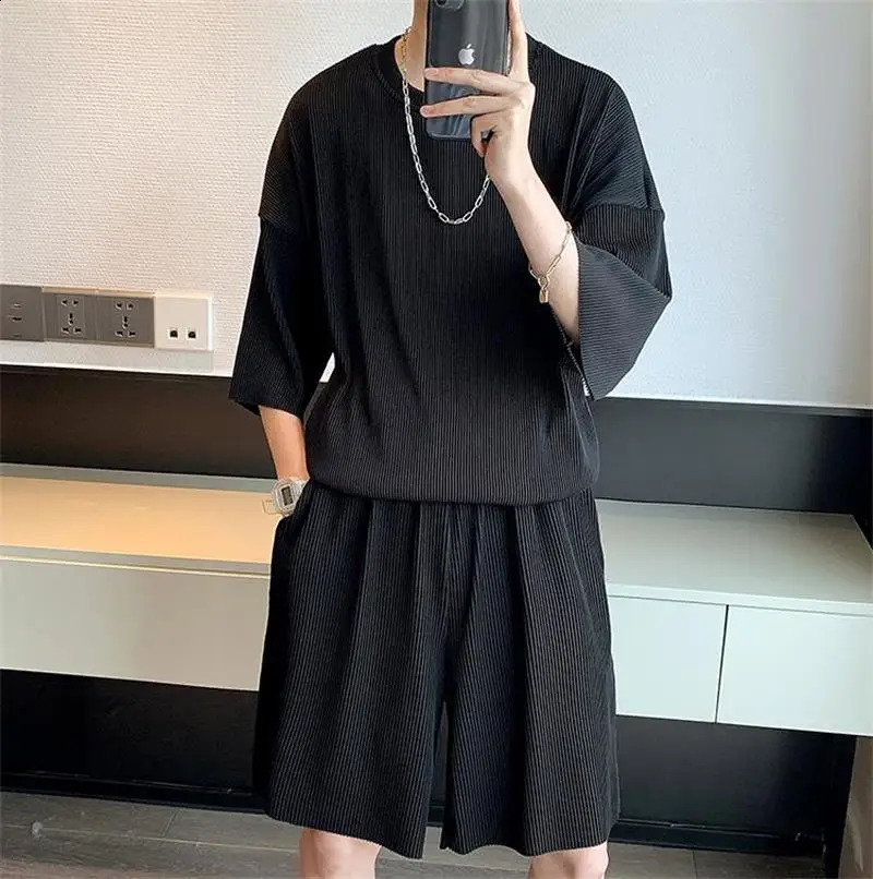 Summer mens short sleeved Tshirt sports and leisure set Korean youth loose shorts twopiece 240812