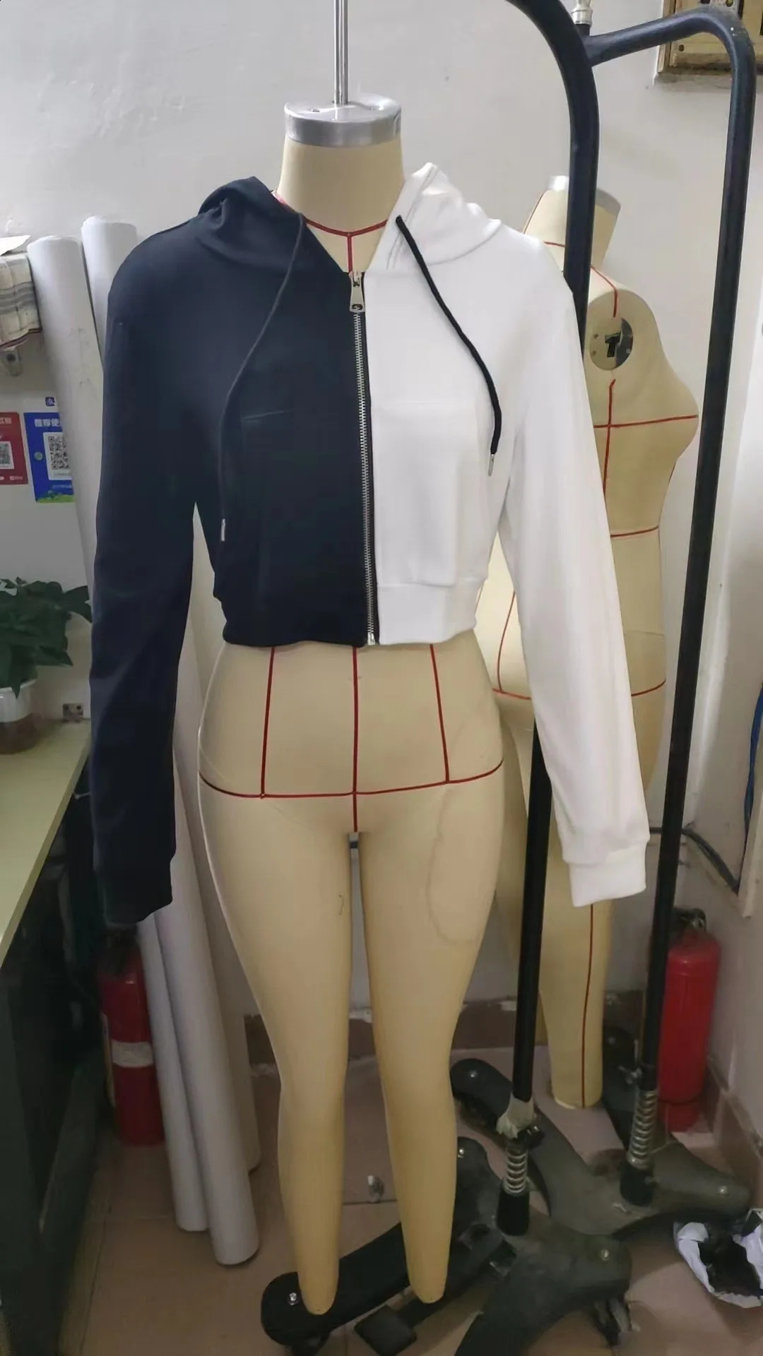 Hoodie black and white with color contrast fashion slim short velvet hoodie wear zipper hoodie 240812