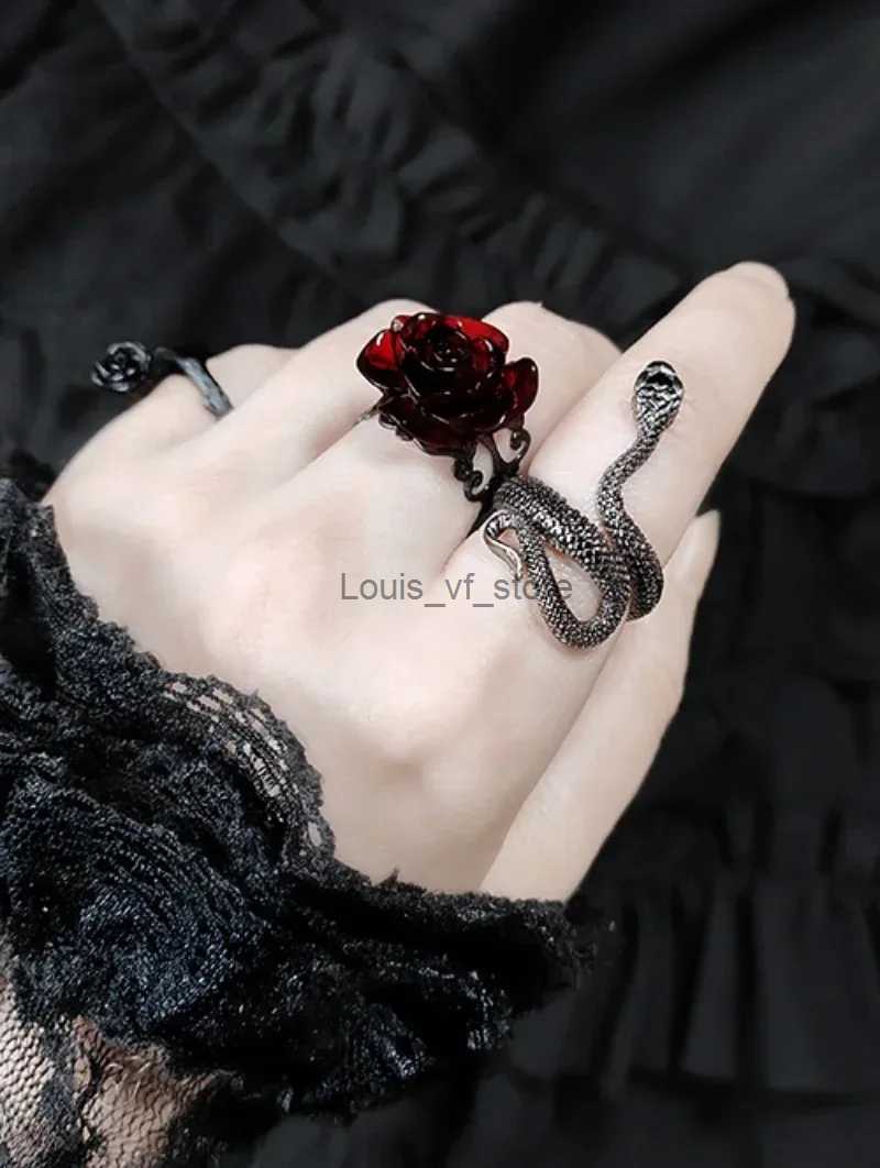 Cluster Rings Gothic red rose adjustable hollow ring suitable for female witches pagans retro creativity Halloween cool girl gift jewelry H240813