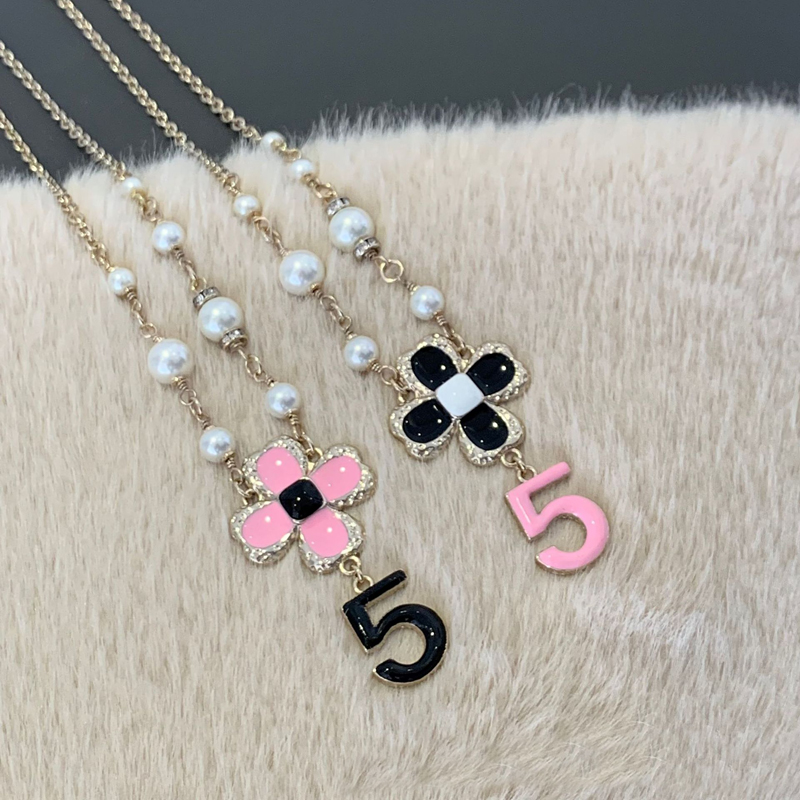 Lovely pink clover flower pendant necklace for women 5 numbers designer luxury brand pearl crystal necklaces chain choker chokers jewelry gift