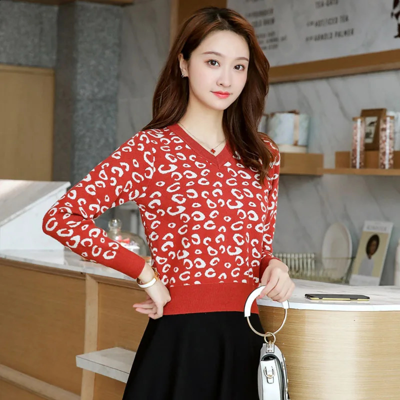 autumn/winter leopard print sweater womens pullover top casual versatile slim fit short knit sweater base V-neck sweater 240812