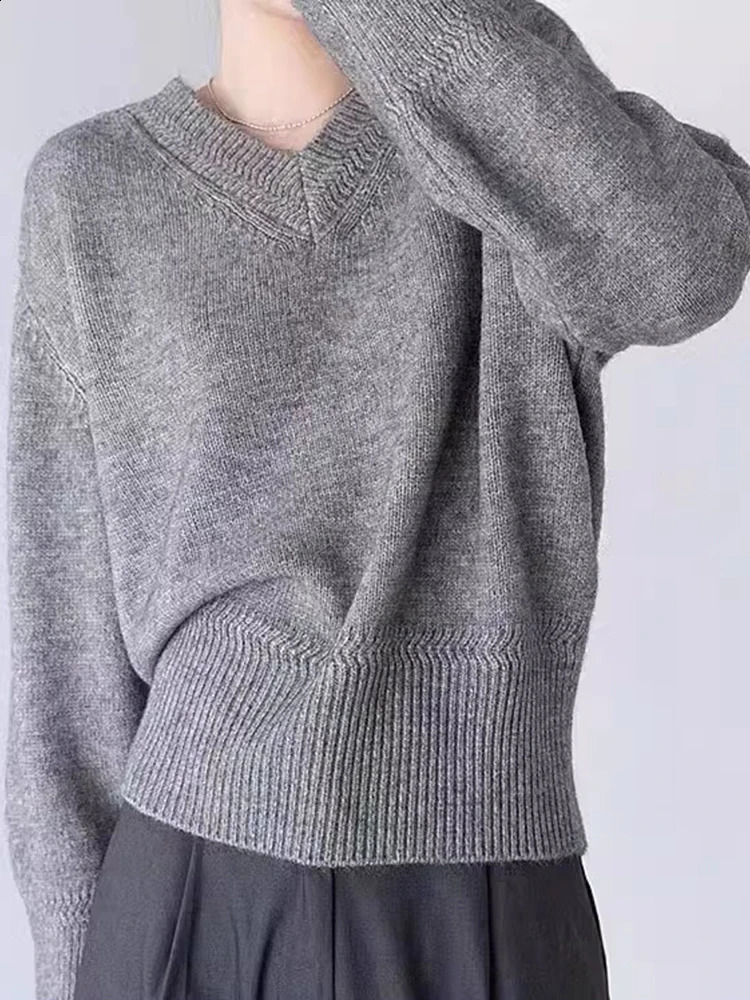 Retro Vneck womens autumn and winter sweaters loose knit with floral patterns soft solid skydiving knitted tops 240812