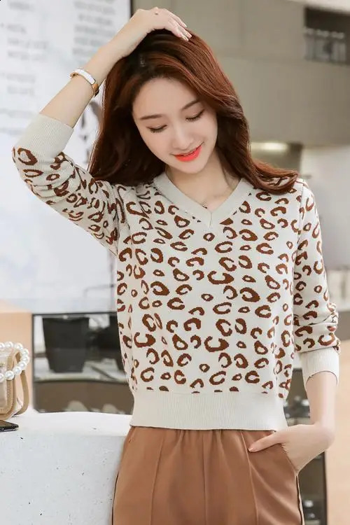 autumn/winter leopard print sweater womens pullover top casual versatile slim fit short knit sweater base V-neck sweater 240812