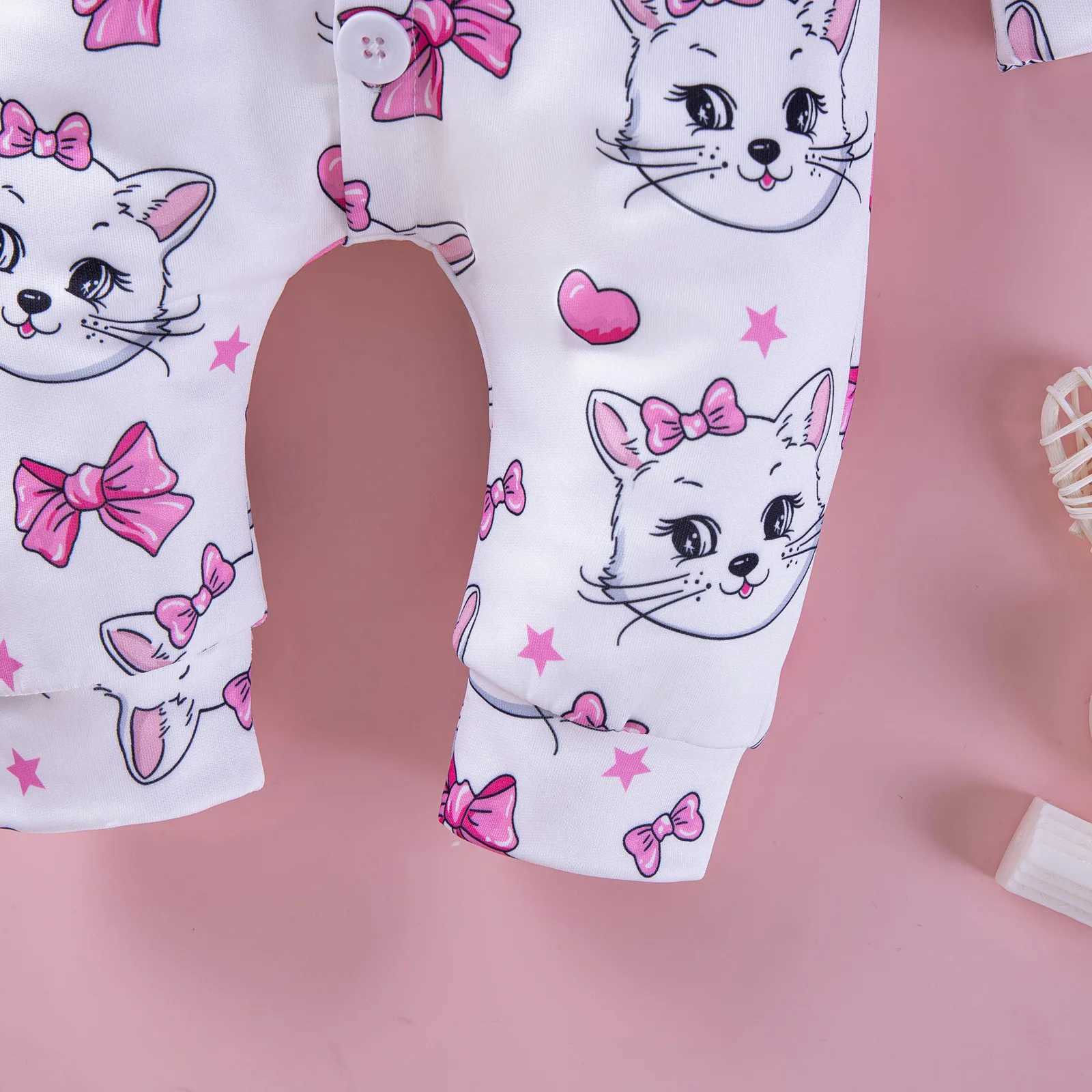 Cute cat print hood with long sleeves and long legs for autumn and winter wearing twisted buttons outside for autumn and winter W240812