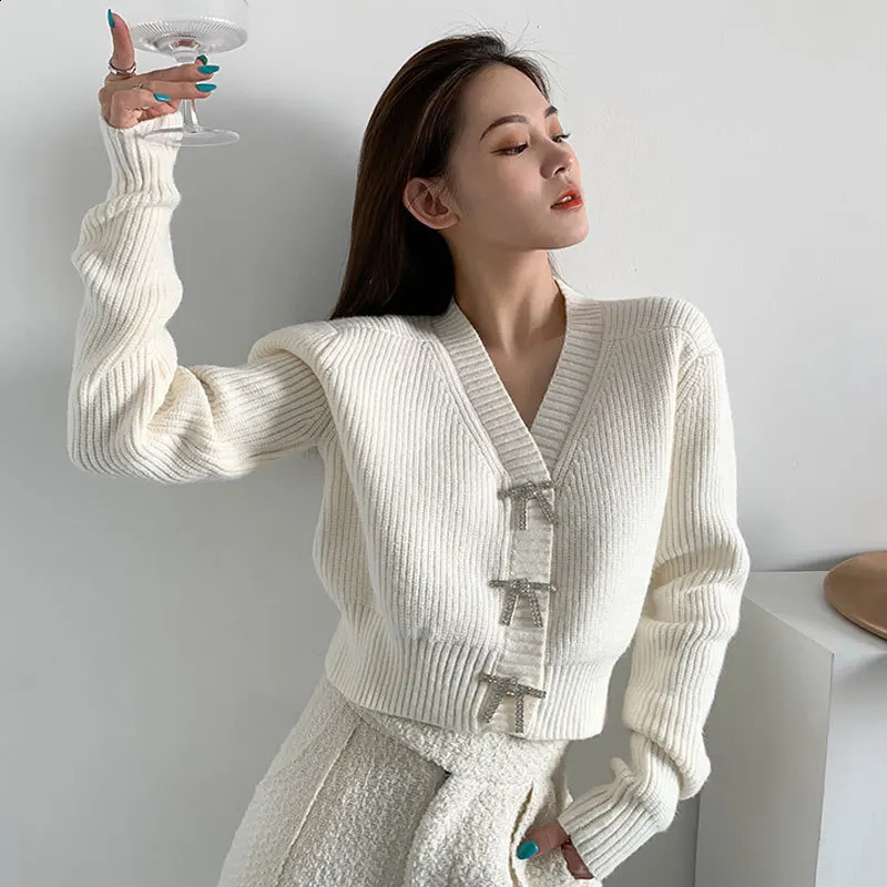 Autumn And Winter Clothing Fashion Trend Ladies French Retro Knitted Cardigan V-neck Long-sleeved Solid Color Sweater 240813