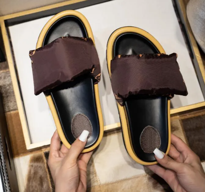 2024 New designer jelly women's Mid Heel sandal slippers, made of transparent materials, fashionable, sexy and lovely, sunny beach woman shoes slippers Print