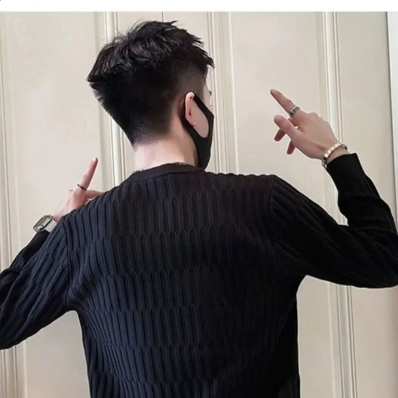 Autumn and winter mens floral round neck threaded solid underwear fashionable elegant commuting long sleeved top 240812