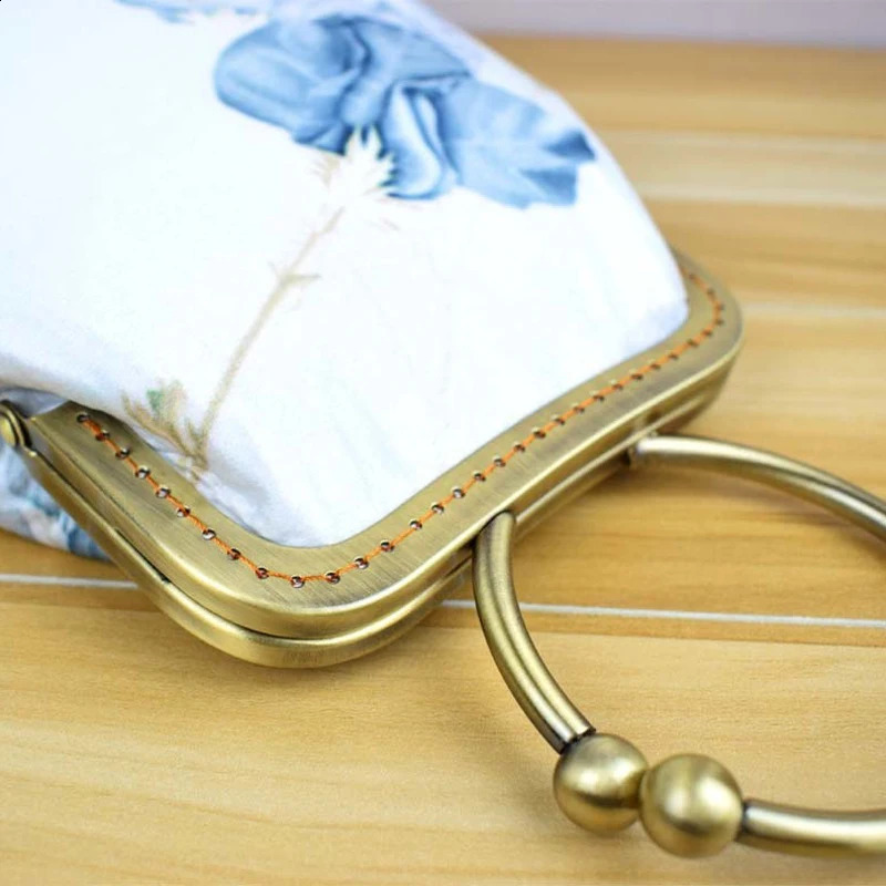 Fashion Retro Handmade Bag Womens Lock Hand Shell Womens Handbag Wallet Chain Womens Shoulder Cross Body Bag 240812