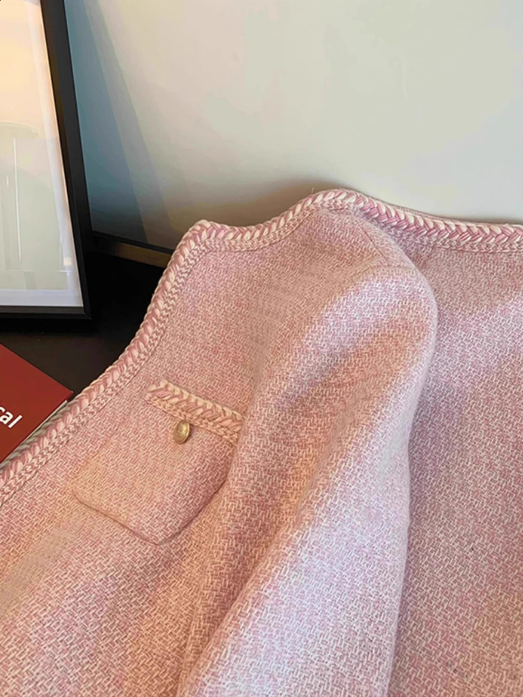 Pink sweet coarse tweed jacket womens Korean fashion Oneck short autumn and winter single chest elegant cut 240808