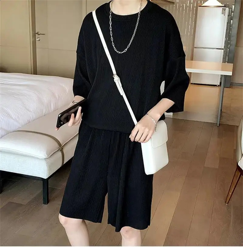Summer mens short sleeved Tshirt sports and leisure set Korean youth loose shorts twopiece 240812