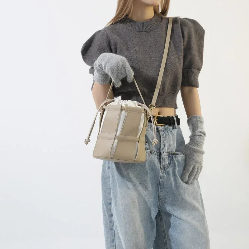 Solid cross body bag buckle womens for sale highquality Pu highcapacity stitched threaded bucket basic style 240813