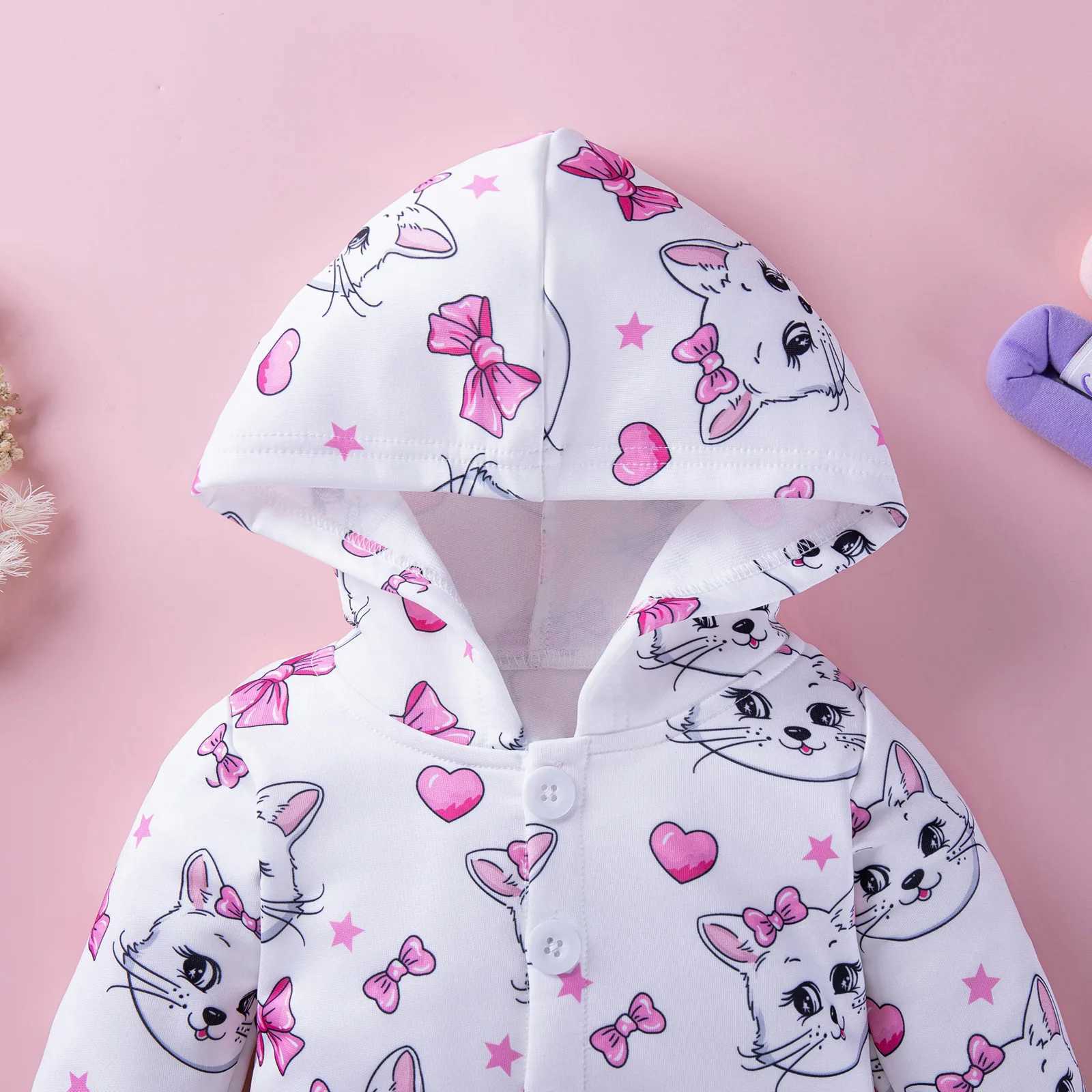 Cute cat print hood with long sleeves and long legs for autumn and winter wearing twisted buttons outside for autumn and winter W240812