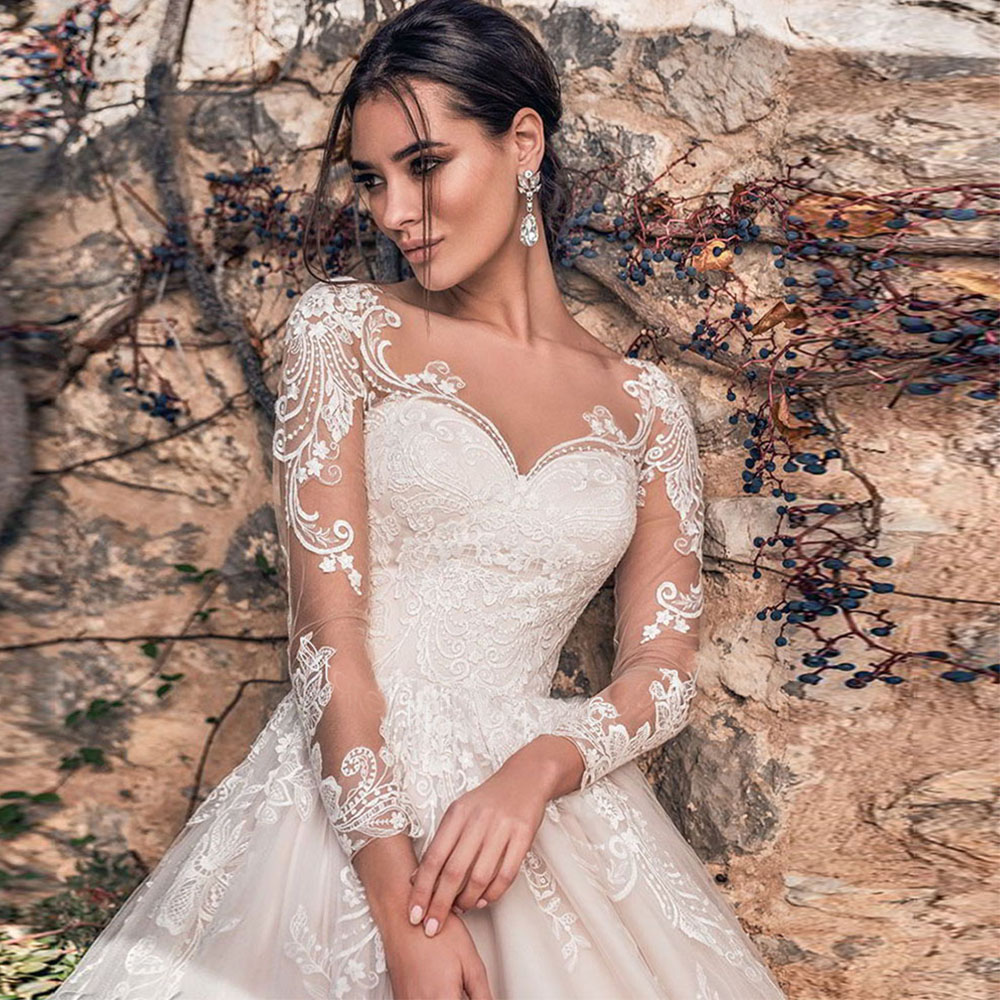 Exquisite Lace Appliques Ball Gown Long Sleeves Wedding Dress For Bride Buttons Illusion Back Sweep Train Bridal Gown Plus Size