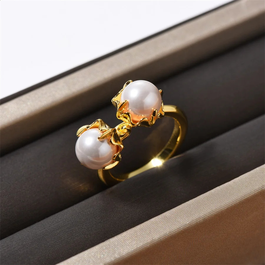 French Fashion Vintage Pointed Inlaid Pearl Ring for Women Niche Light Trend High-end Charm Jewelry 240812