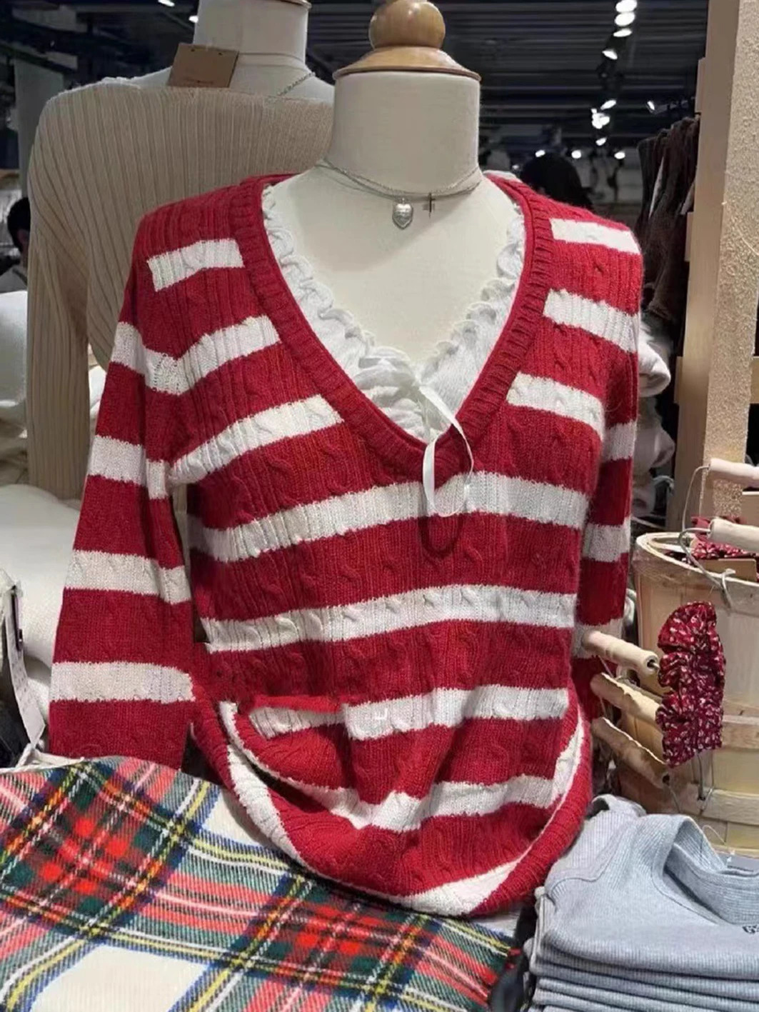 Twisted Flower Stripes Knitted Sweater Woman Autumn V-Neck Long Sleeve Pullover Casual Sweet Cute Preppy Style Y2k Sweaters Chic 240812