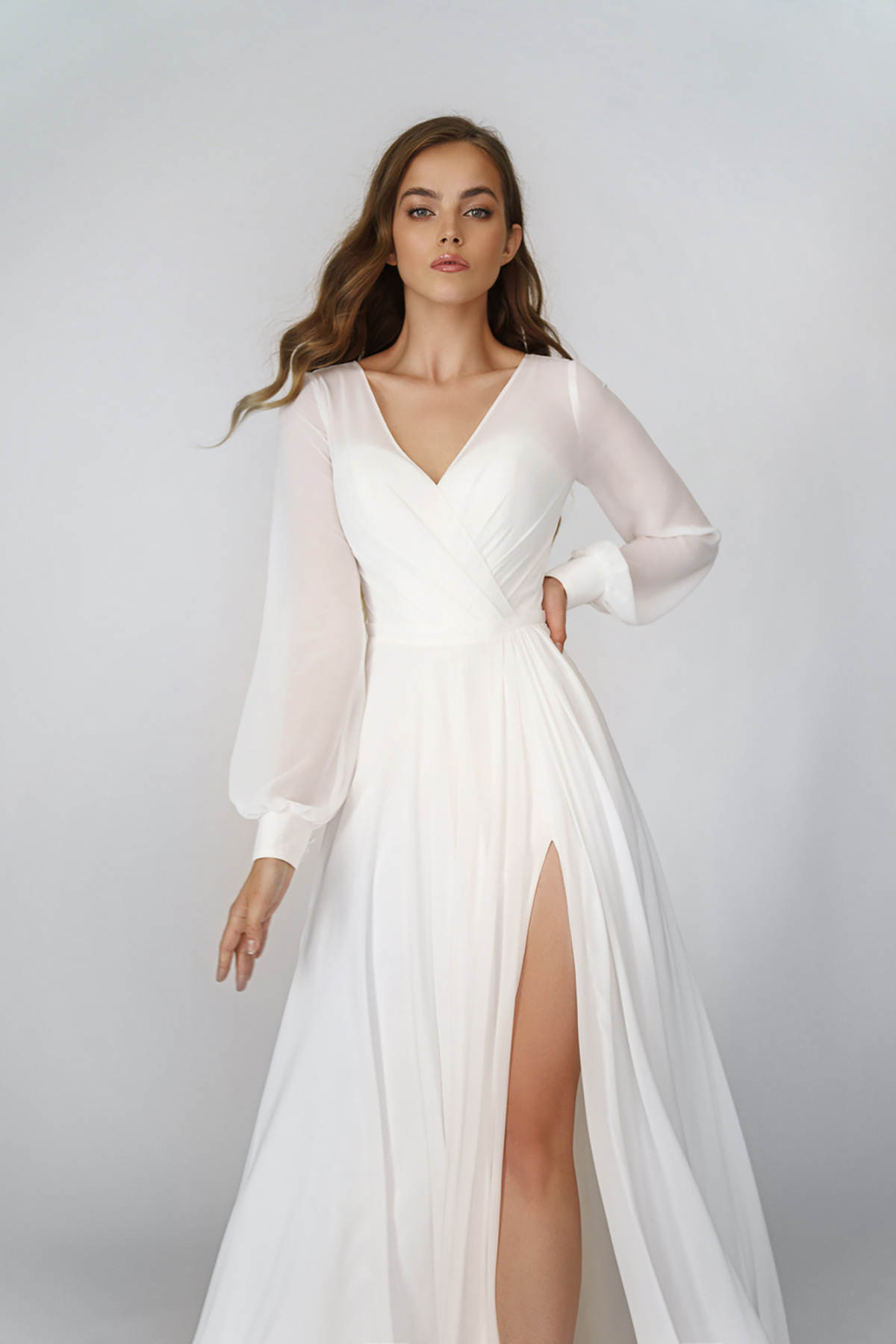 Simple A Line Wedding Dresses Sheer V Neck Long Sleeve Bridal Gown High Split Ruched Tulle Bride Dresses Castle Garden