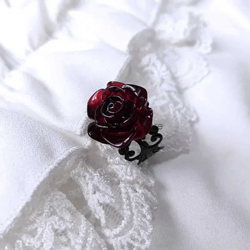 Cluster Rings Gothic red rose adjustable hollow ring suitable for female witches pagans retro creativity Halloween cool girl gift jewelry H240813