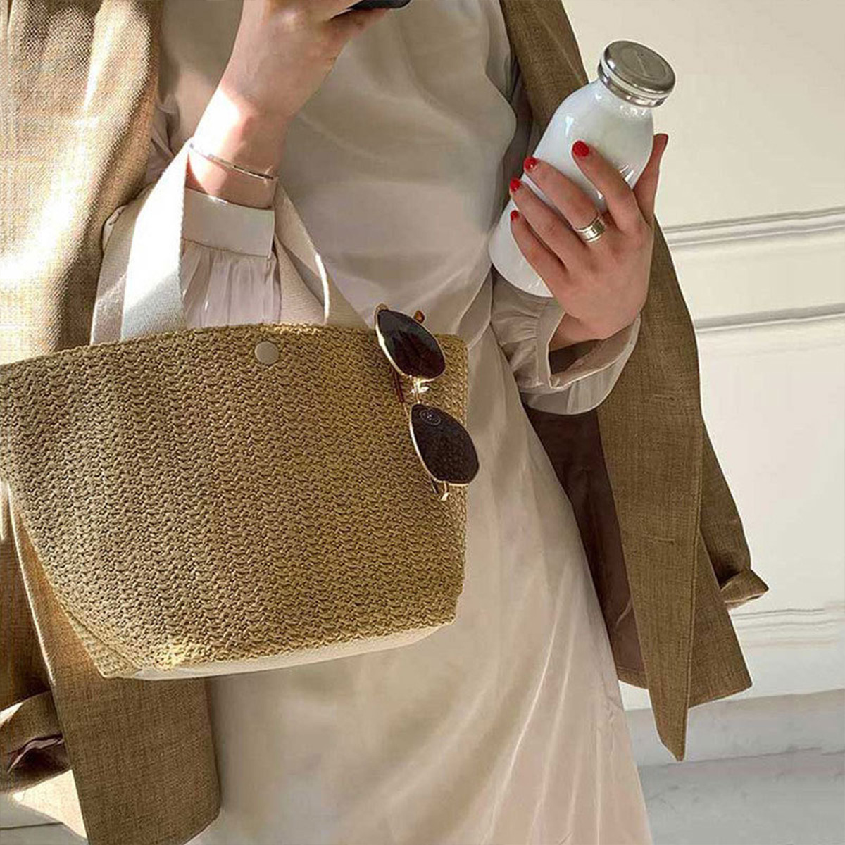 The tote bag new rural style woven bag retro casual hand-held grass woven bag summer beach vacation women's bag