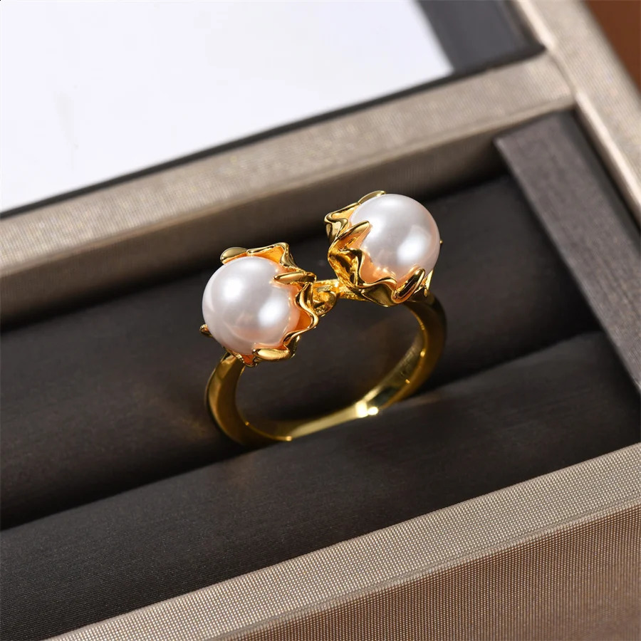 French Fashion Vintage Pointed Inlaid Pearl Ring for Women Niche Light Trend High-end Charm Jewelry 240812