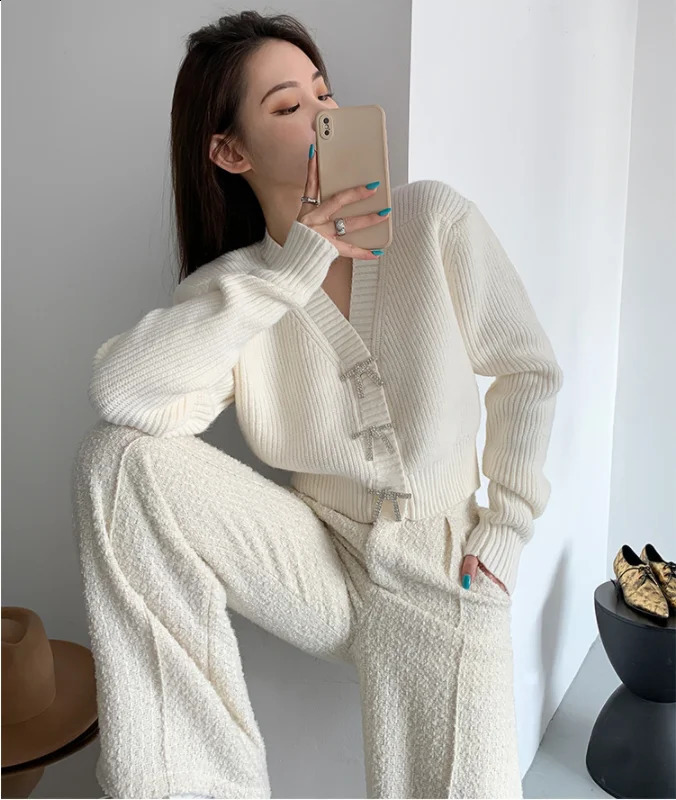 Autumn And Winter Clothing Fashion Trend Ladies French Retro Knitted Cardigan V-neck Long-sleeved Solid Color Sweater 240813