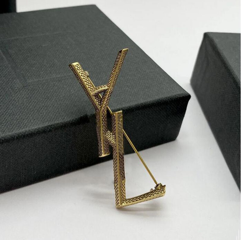 Luxury Designer Letter Pins Brooches Women Men Classic Gold Silver Plated Cape Buckle Brooch Suit Pin Wedding Party Jewerlry Accessories