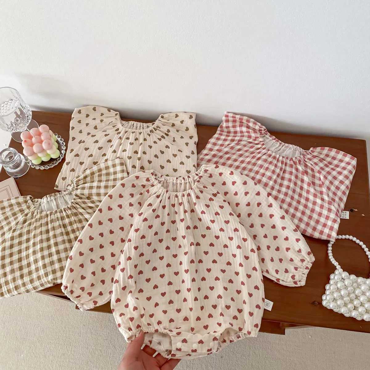 Fato De Banho De Manga Comprida baby long sleeved soft plain weave love print girl jumpsuit 0-2 Anos De Idade W240812