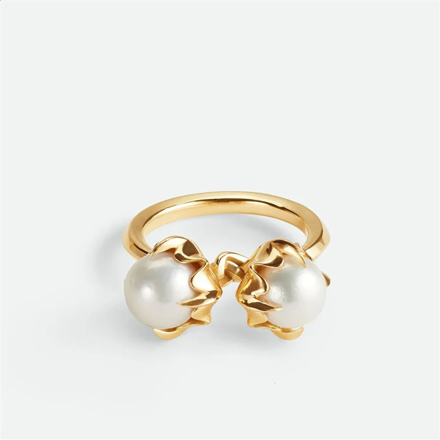 French Fashion Vintage Pointed Inlaid Pearl Ring for Women Niche Light Trend High-end Charm Jewelry 240812