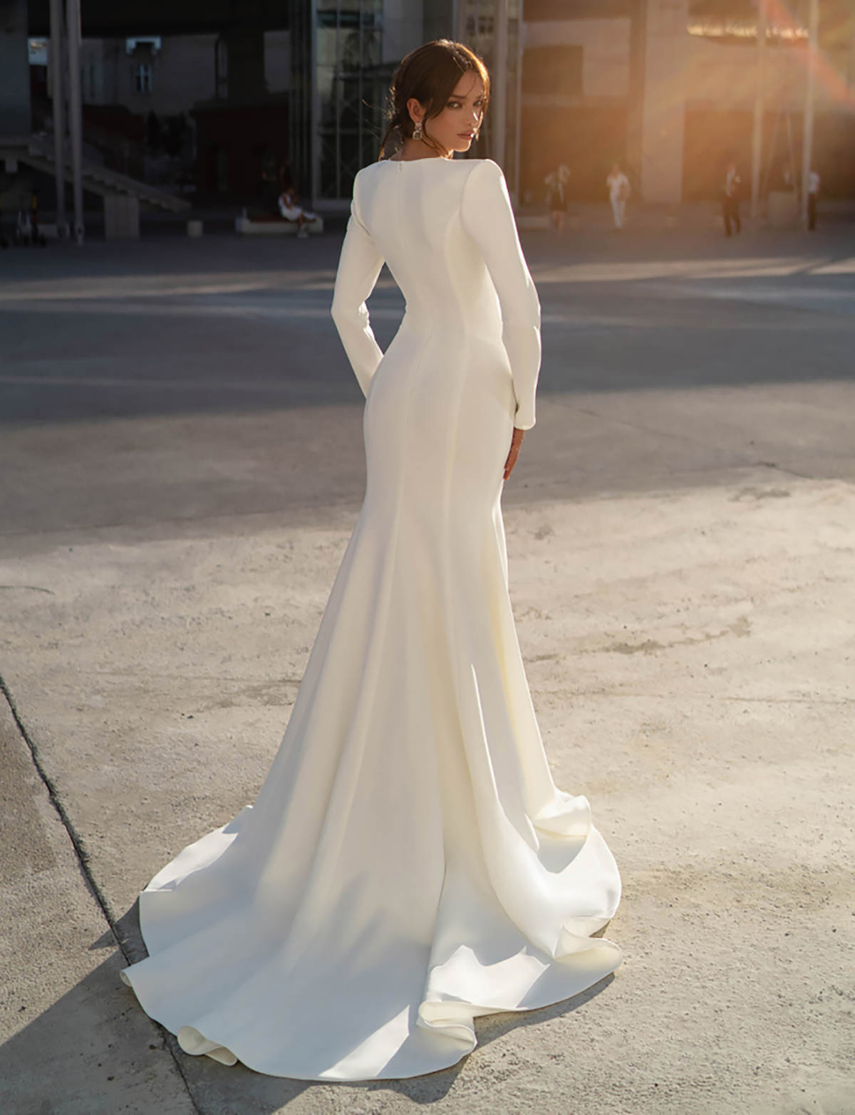 Elegant Mermaid Wedding Dress Beaded Sequins V Neck Long Sleeve Bride Gowns Ruched Sweep Train Satin Bridal Dresses