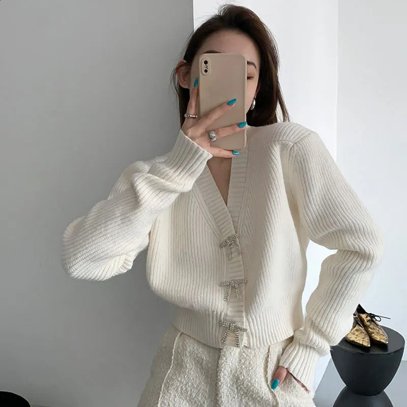 Autumn And Winter Clothing Fashion Trend Ladies French Retro Knitted Cardigan V-neck Long-sleeved Solid Color Sweater 240813