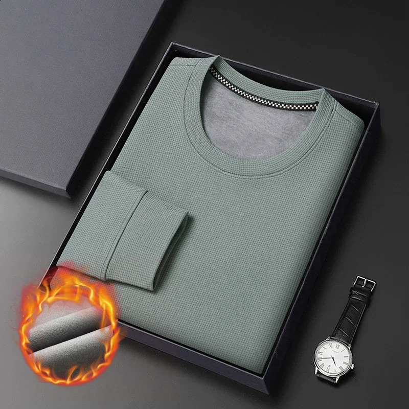 Mens Autumn and Winter Long Sleeved Round Neck Solid Color T-shirt Warm Plush Top 240812