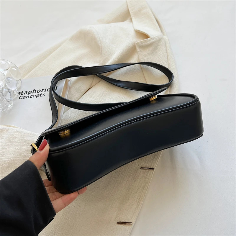 Retro womens shoulder bag chain handbag black cross body armpit 240813