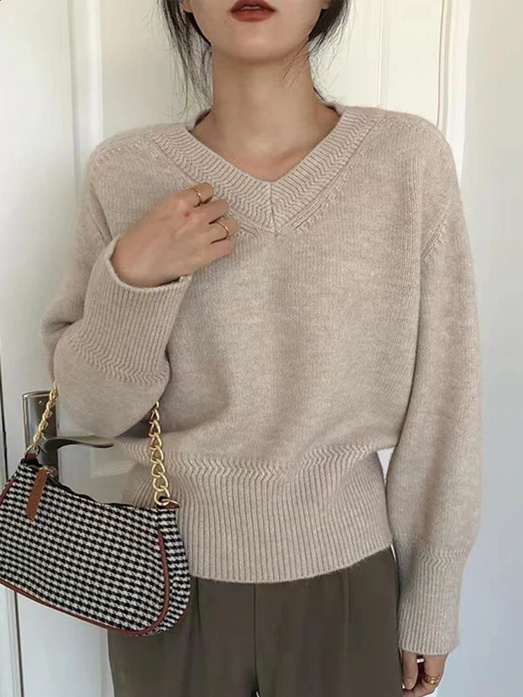 Retro Vneck womens autumn and winter sweaters loose knit with floral patterns soft solid skydiving knitted tops 240812