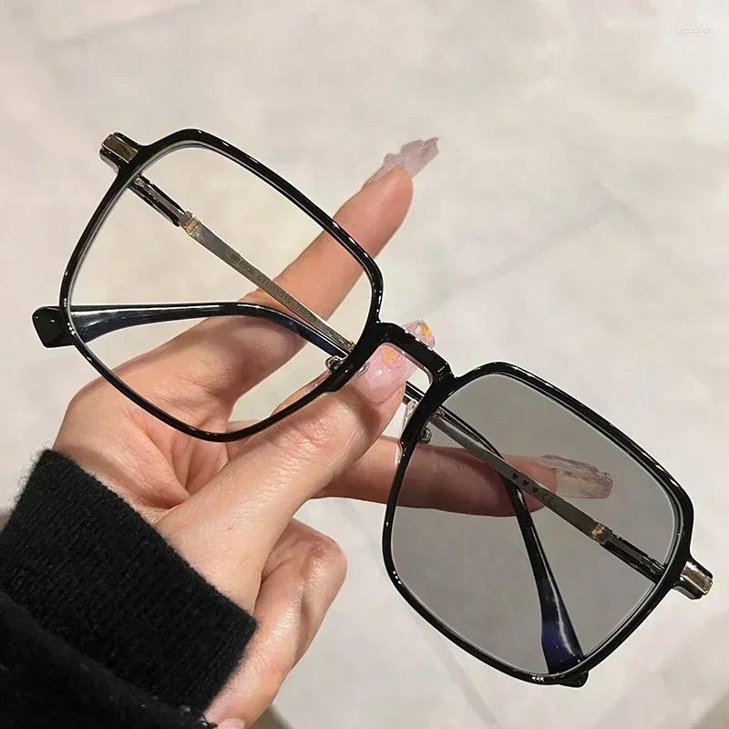 Sunglasses Style Pochromic Reading Glasses For Women Fashion Presbyopia Eyeglasses Oversize Frame Color Changing To 4.0