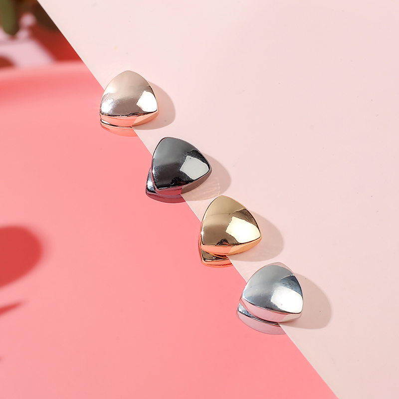 Triangle magnetic buckle scarf buckle collar clip magnetic suction buckle brooch scarf shawl fixed anti light magnetic buckle